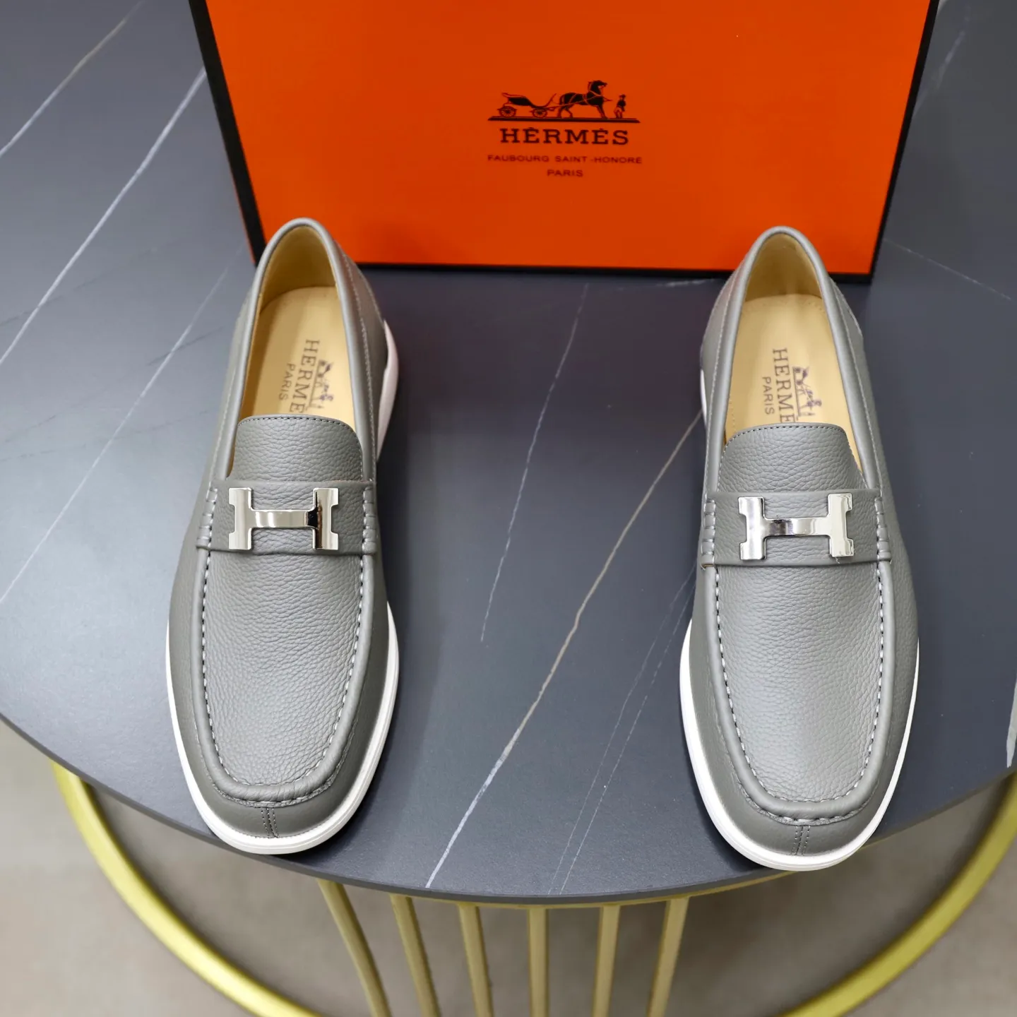 Ex-factory price: 560💰Hermès/Hermès slip-on men's shoes. This shoe is made of imported pebbled cowhide. It has simple and smooth lines and is combined with aerodynamically designed 3CM rubber foam ultra-light soles! Youthful and fashionable, classic H-shaped hardware buckle decoration, calf lining gently wraps the feet, with logo cowhide feet, casual and urban style, highlighting youthful vitality, sports and leisure version, super versatile, code number: 38-39-40-41-42-43-44 standard leather shoe size (45 can be customized but does not support returns)